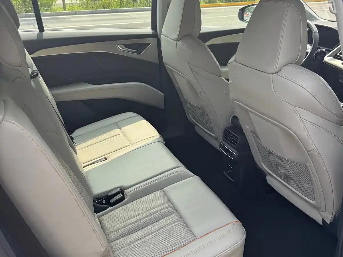 Audi Q5 e-tron 2022 Model 40 e-tron Star Edition - Fashion Set — миниатюра 12