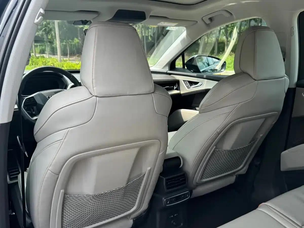Audi Q5 e-tron 2022 Model 40 e-tron Star Edition - Fashion Set — миниатюра 16