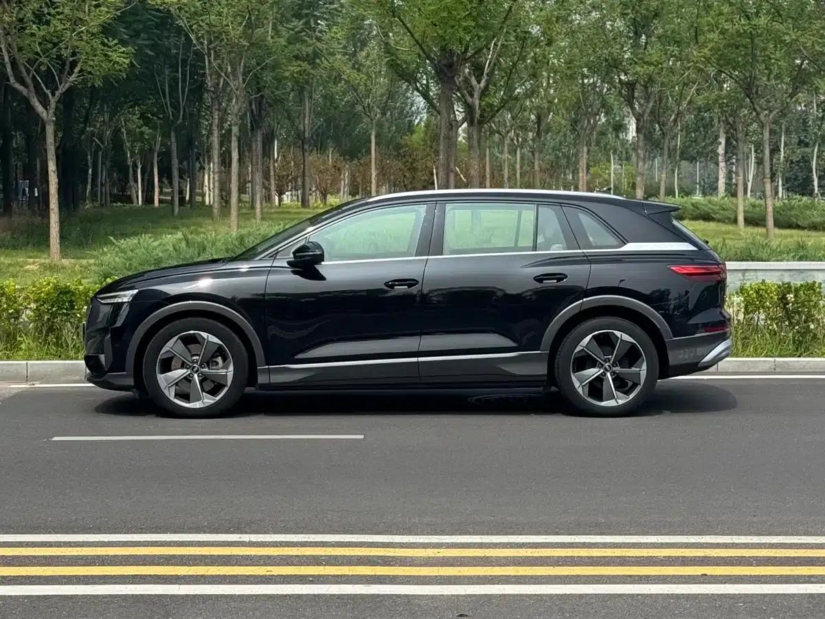 Audi Q5 e-tron 2022 Model 40 e-tron Star Edition - Fashion Set — миниатюра 3