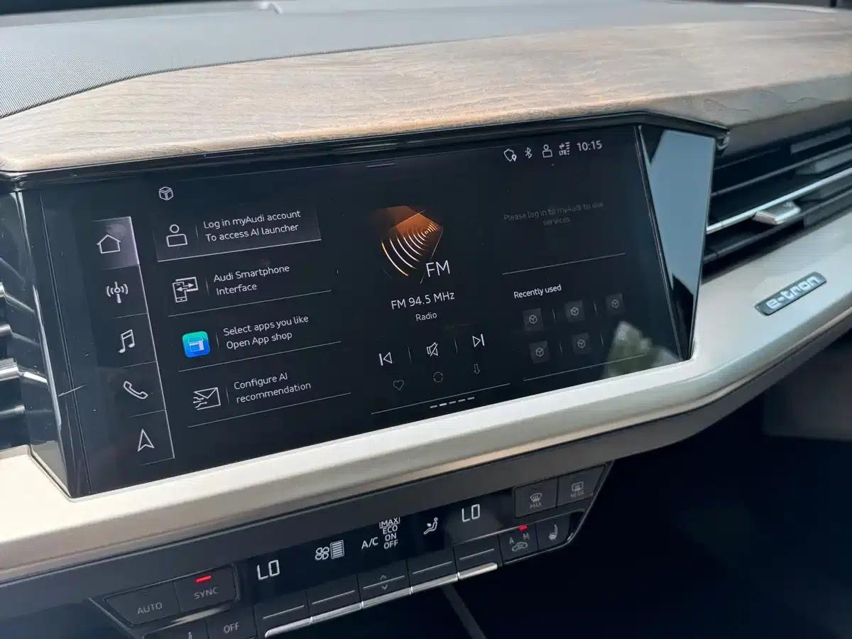 Audi Q5 e-tron 2022 Model 40 e-tron Star Edition - Fashion Set — миниатюра 22