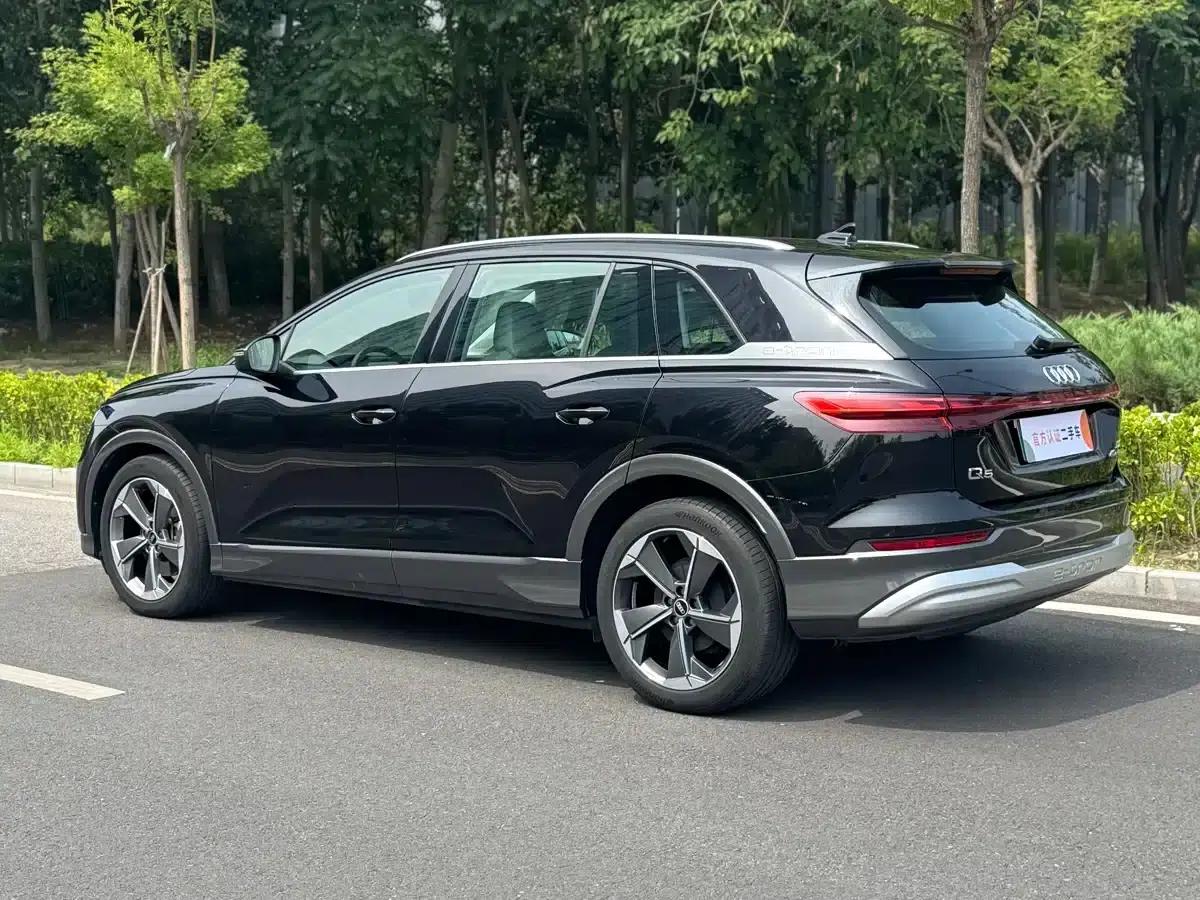 Audi Q5 e-tron 2022 Model 40 e-tron Star Edition - Fashion Set — миниатюра 4