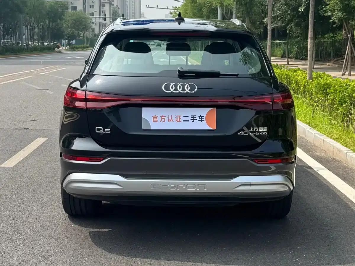 Audi Q5 e-tron 2022 Model 40 e-tron Star Edition - Fashion Set — миниатюра 5