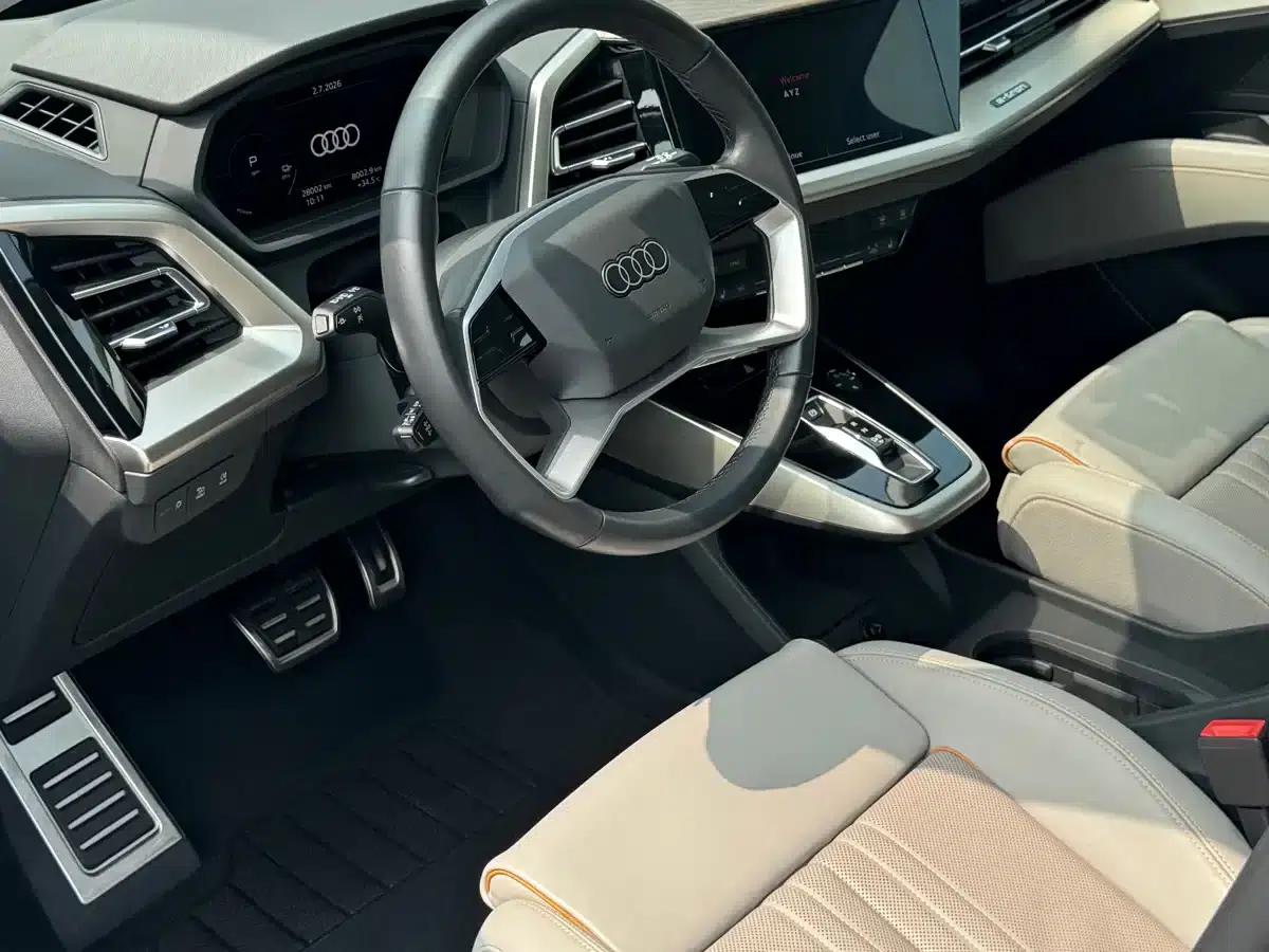 Audi Q5 e-tron 2022 Model 40 e-tron Star Edition - Fashion Set — миниатюра 8