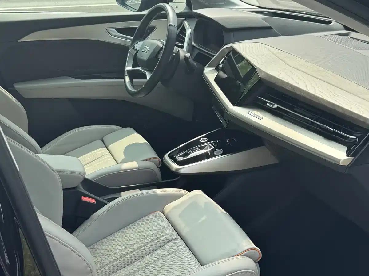 Audi Q5 e-tron 2022 Model 40 e-tron Star Edition - Fashion Set — миниатюра 10