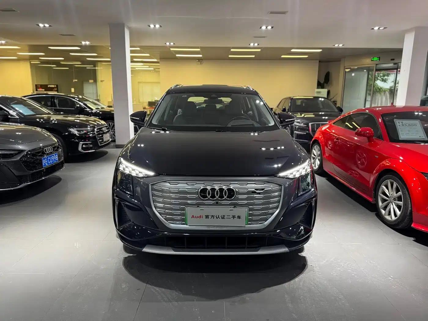 Audi Q5 e-tron 2023 Model 40 e-tron Star Edition - Fashion Set — миниатюра 2
