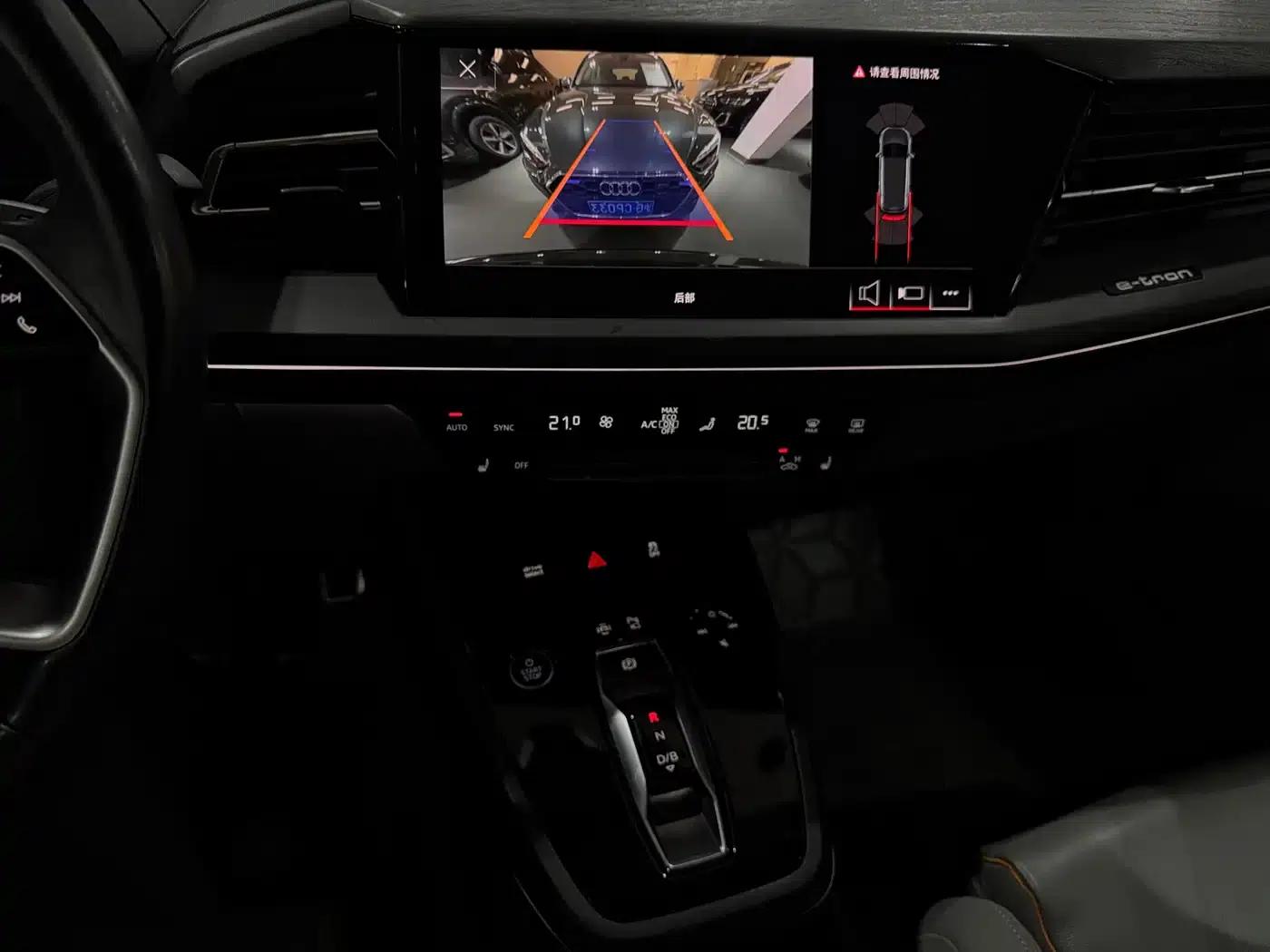 Audi Q5 e-tron 2023 Model 40 e-tron Star Edition - Fashion Set — миниатюра 11