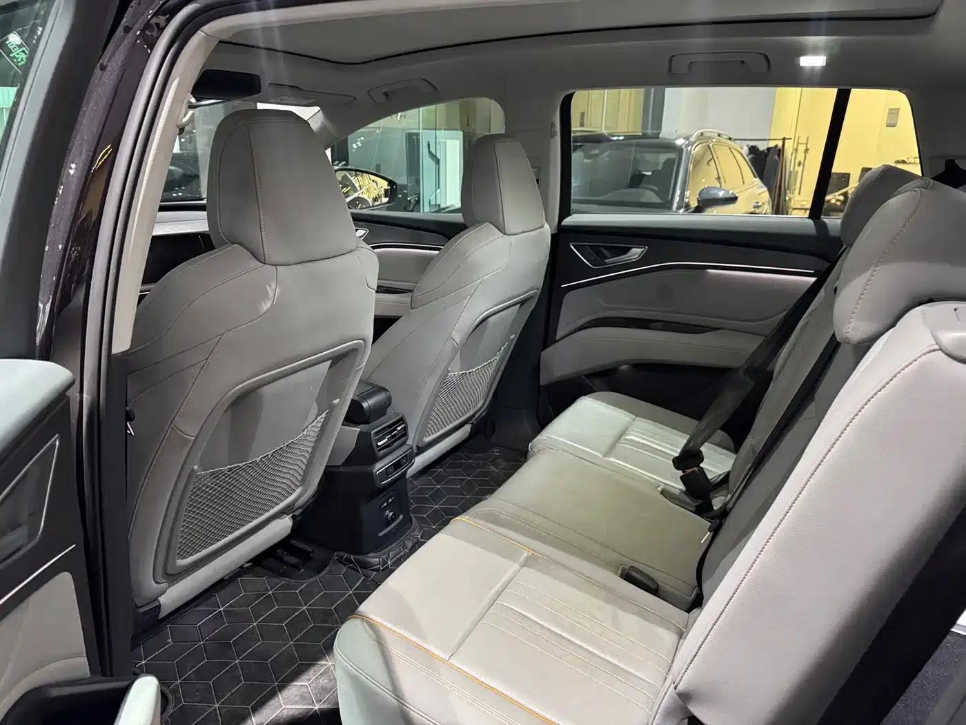 Audi Q5 e-tron 2023 Model 40 e-tron Star Edition - Fashion Set — миниатюра 10