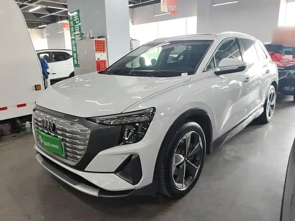 Audi Q5 e-tron 2023 Model 40 e-tron Star Edition - Fashion Set — миниатюра 1