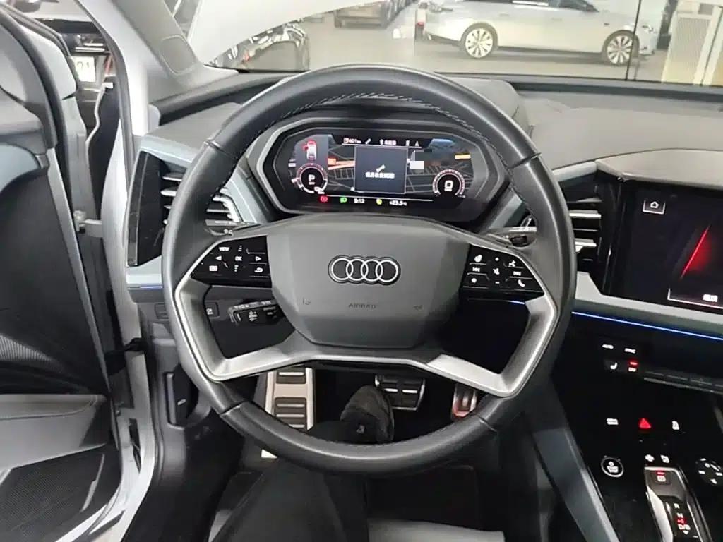 Audi Q5 e-tron 2023 Model 40 e-tron Star Edition - Fashion Set — миниатюра 11
