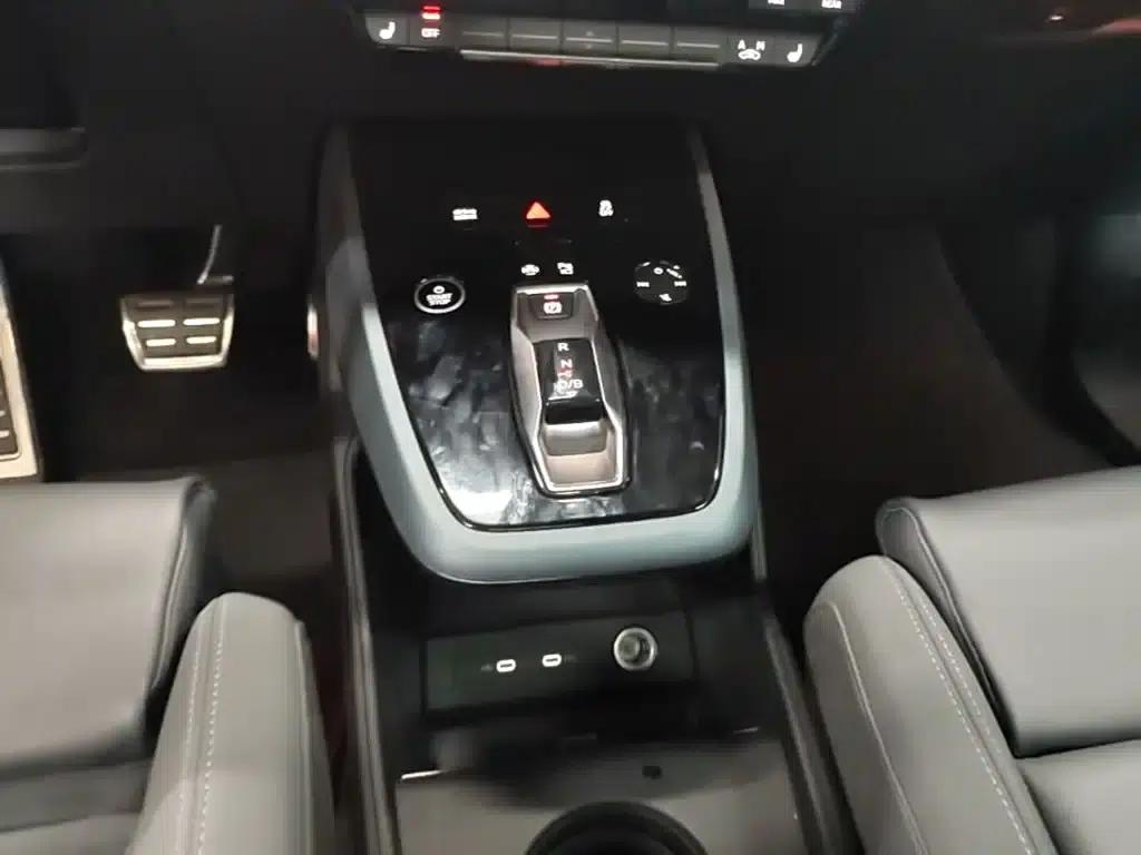 Audi Q5 e-tron 2023 Model 40 e-tron Star Edition - Fashion Set — миниатюра 14
