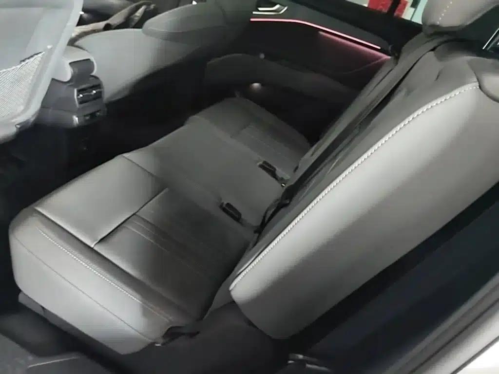 Audi Q5 e-tron 2023 Model 40 e-tron Star Edition - Fashion Set — миниатюра 17