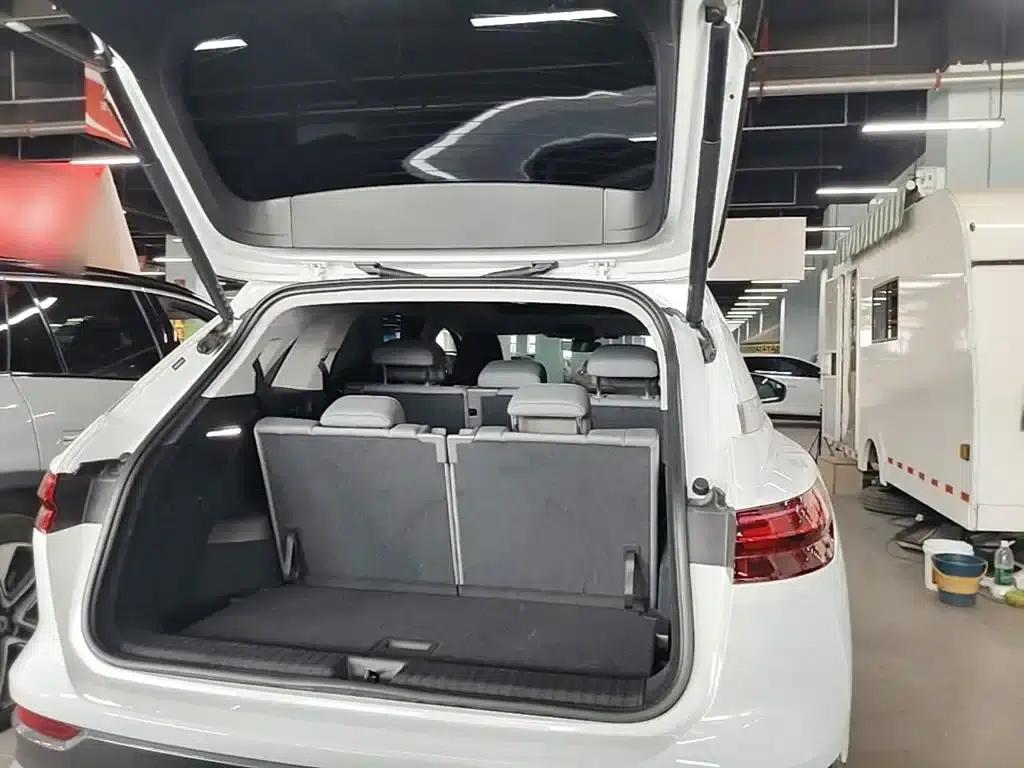 Audi Q5 e-tron 2023 Model 40 e-tron Star Edition - Fashion Set — миниатюра 19