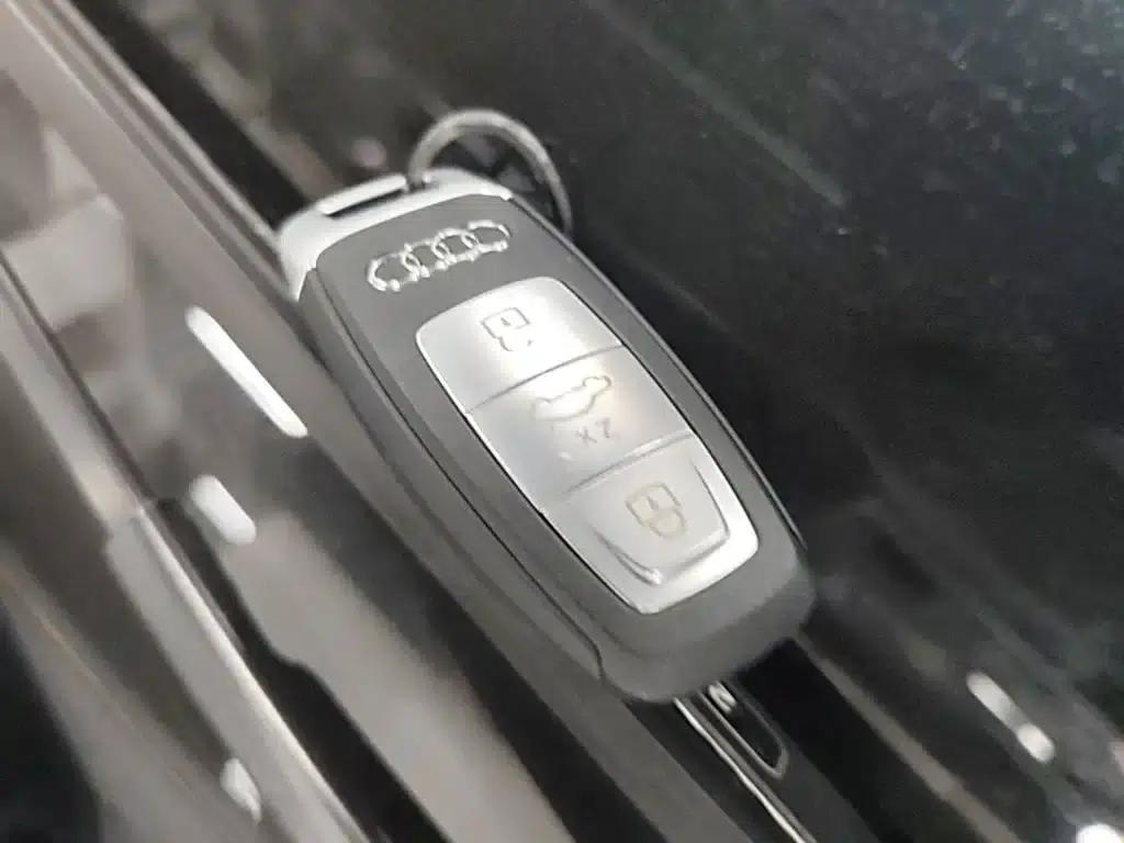Audi Q5 e-tron 2023 Model 40 e-tron Star Edition - Fashion Set — миниатюра 9