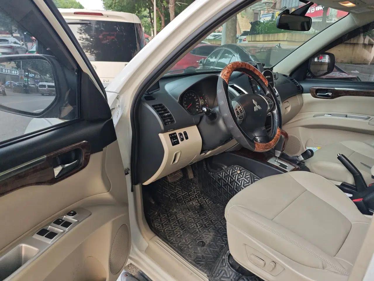 Mitsubishi Pajero Sport 2013 3.0L Automatic 4x4 Flagship Edition — миниатюра 16