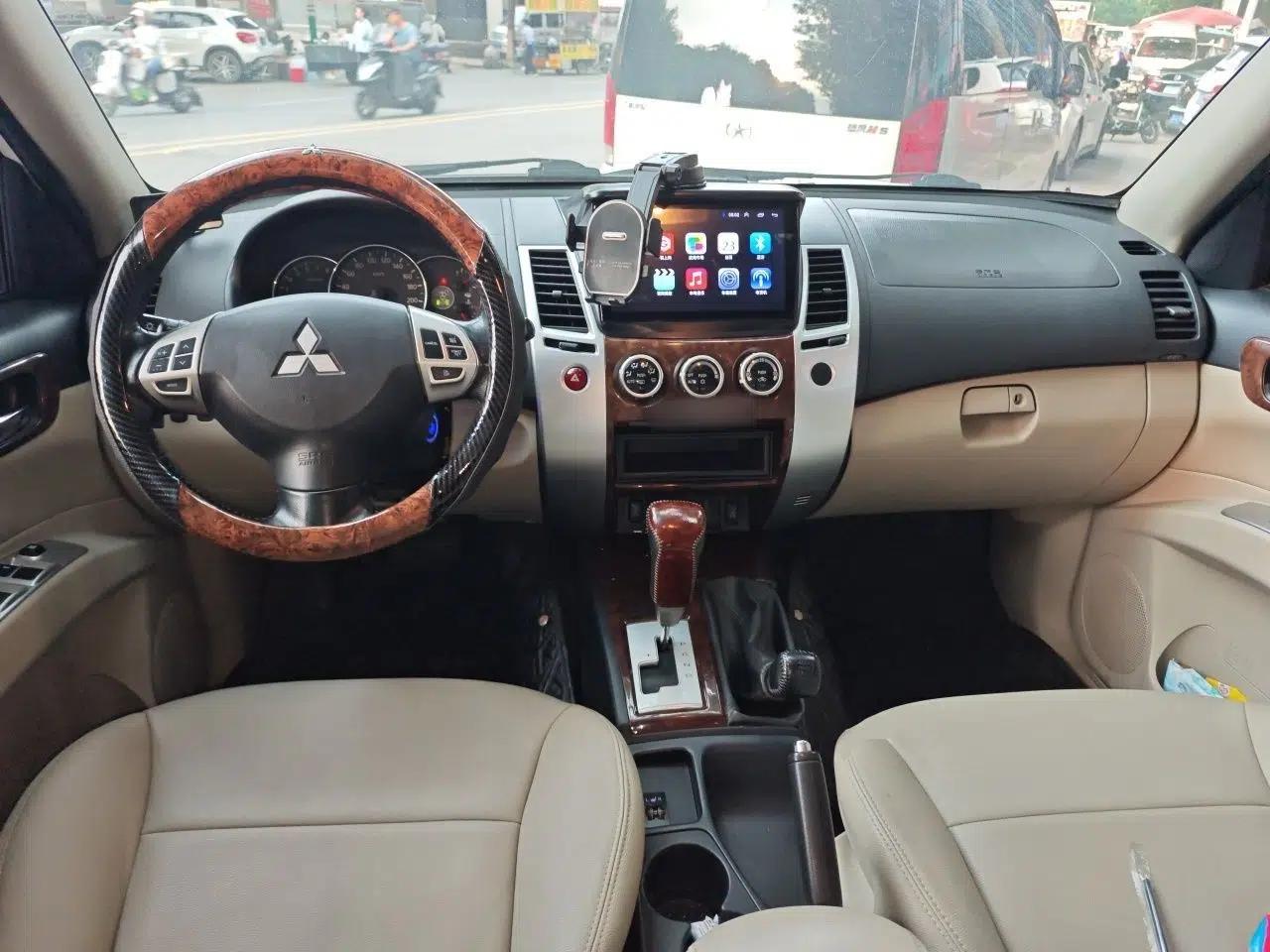 Mitsubishi Pajero Sport 2013 3.0L Automatic 4x4 Flagship Edition — миниатюра 9