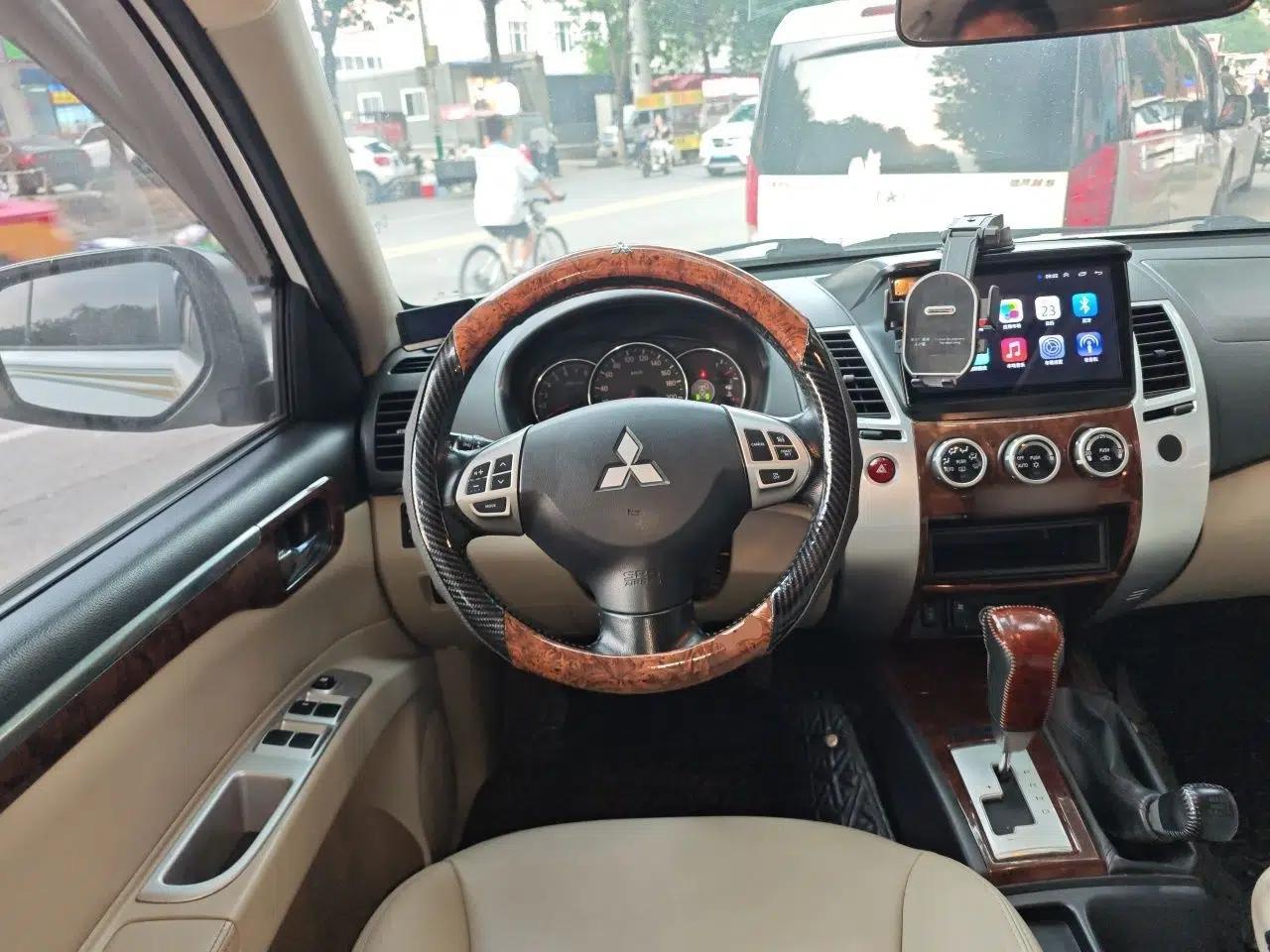 Mitsubishi Pajero Sport 2013 3.0L Automatic 4x4 Flagship Edition — миниатюра 10
