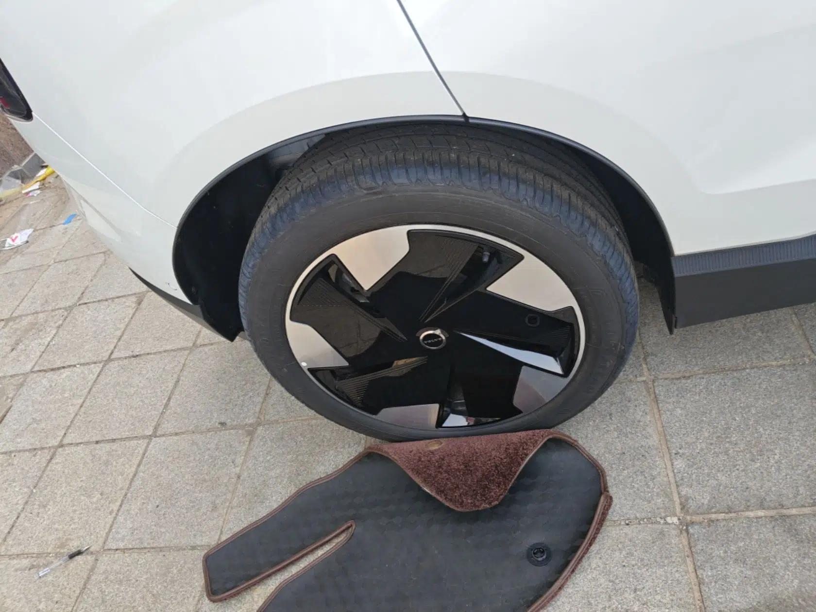Volvo EX30 2025 Rear-Drive Long-Range Version Ultra — миниатюра 11