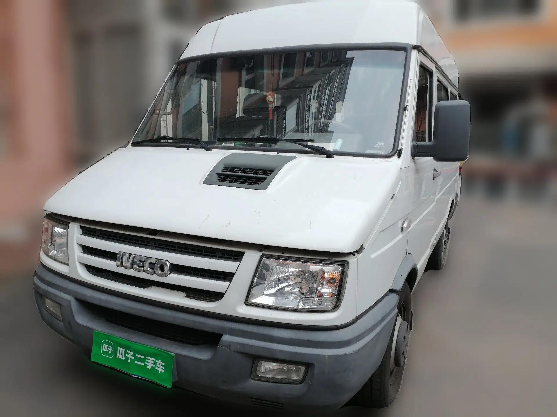 Iveco Daily 2017 2.5T A35 Low-Roof 5-7 Seater Passenger Van 47Z5 — миниатюра 1
