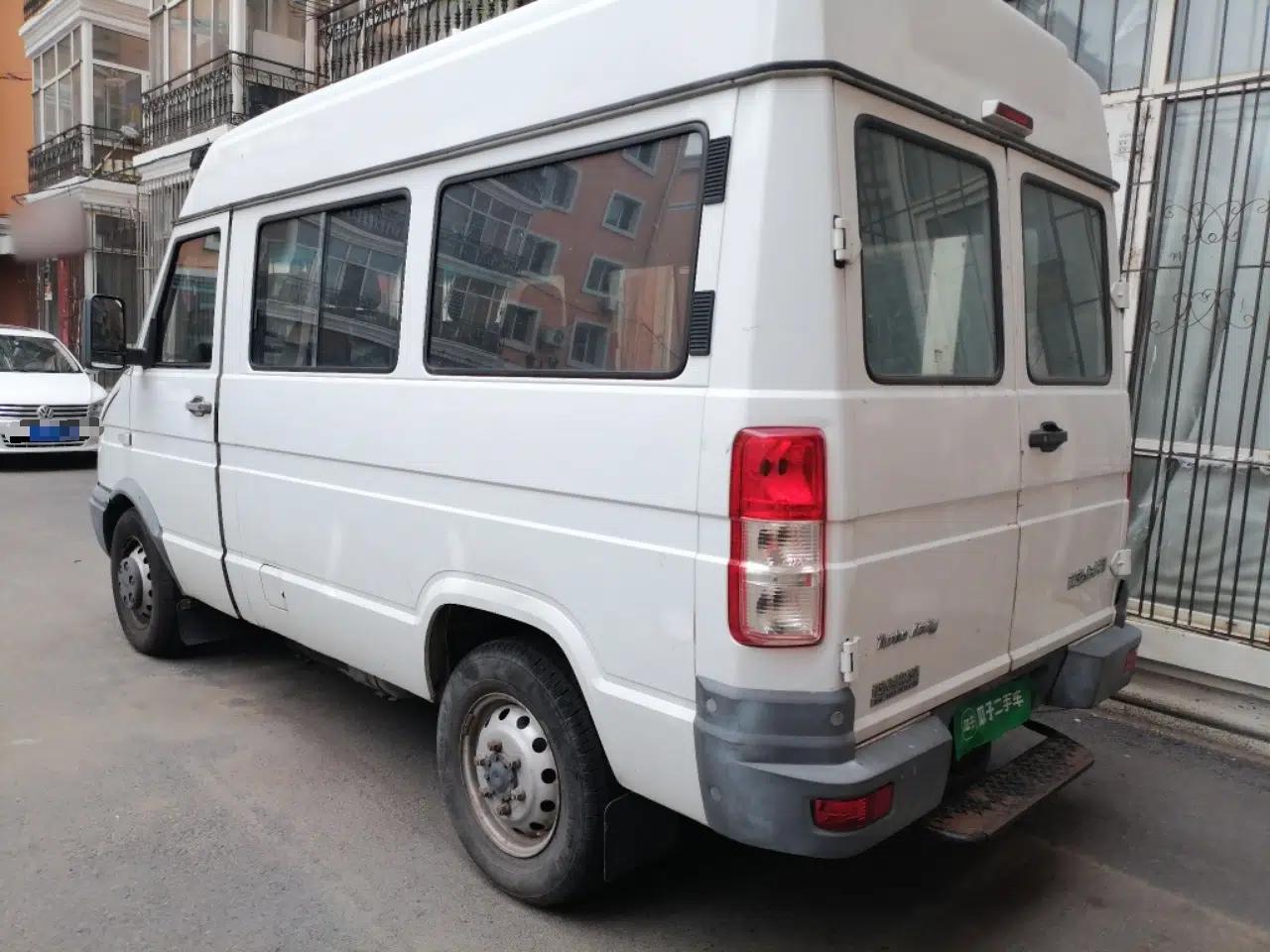 Iveco Daily 2017 2.5T A35 Low-Roof 5-7 Seater Passenger Van 47Z5 — миниатюра 4