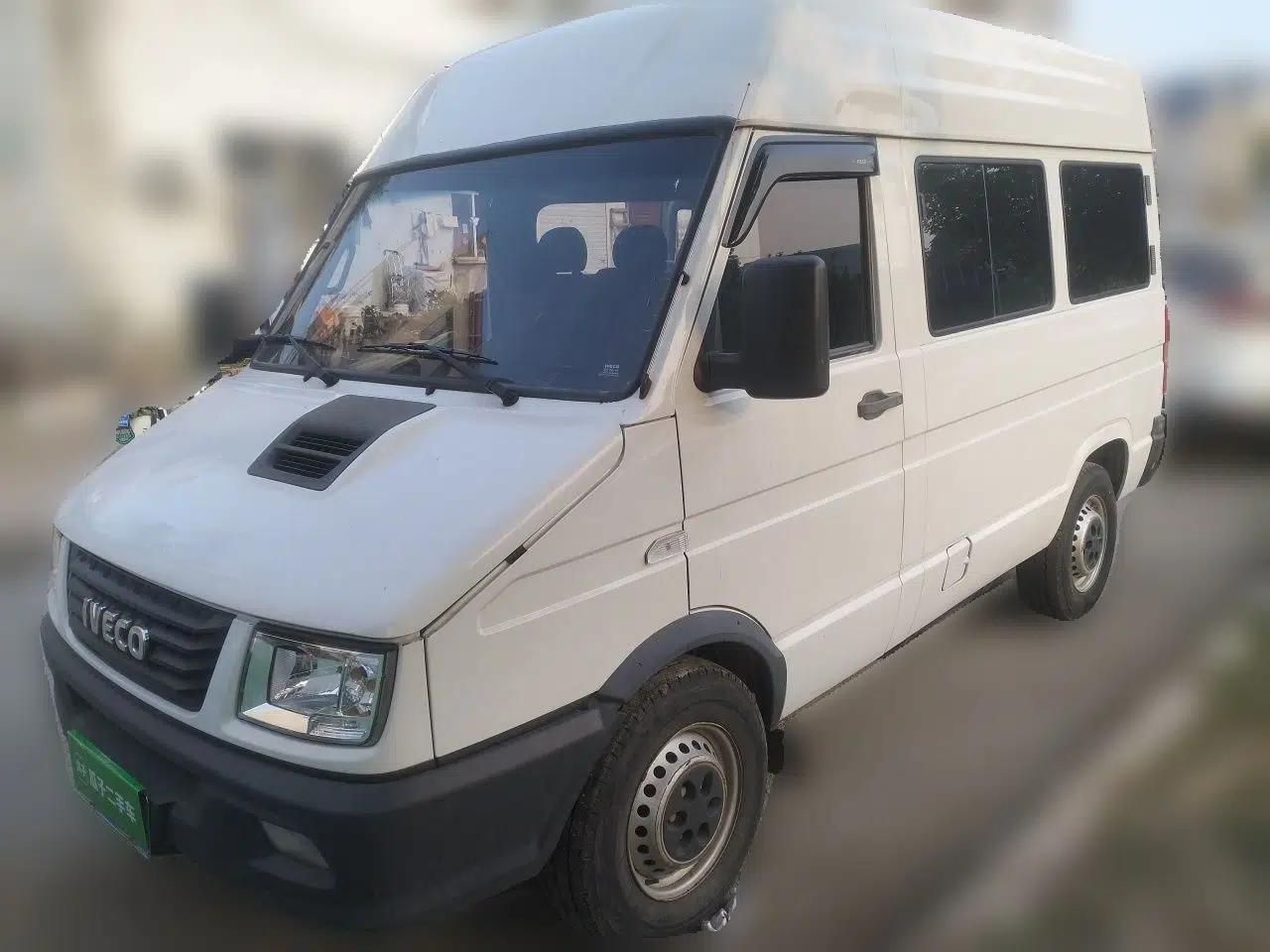 Iveco Daily 2017 2.5T A35 Passenger Van 5-7 Seats Model 47Z5 — миниатюра 1
