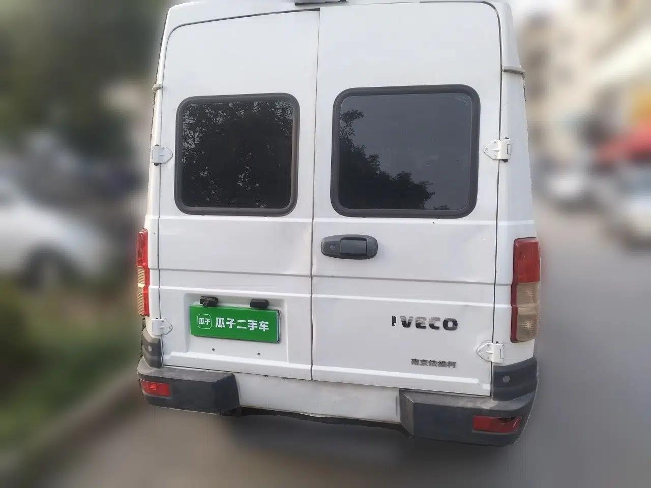 Iveco Daily 2017 2.5T A35 Passenger Van 5-7 Seats Model 47Z5 — миниатюра 5
