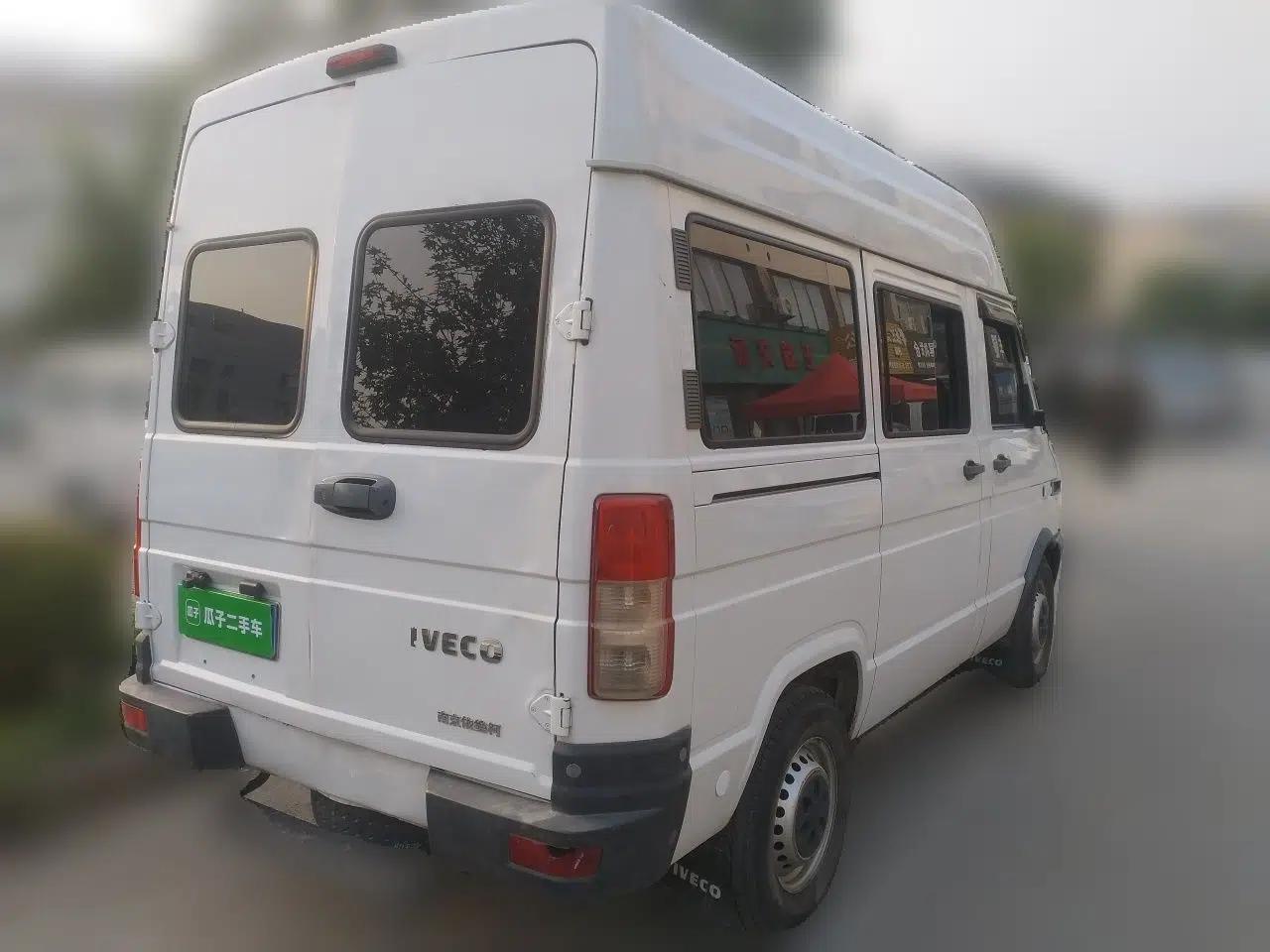 Iveco Daily 2017 2.5T A35 Passenger Van 5-7 Seats Model 47Z5 — миниатюра 6