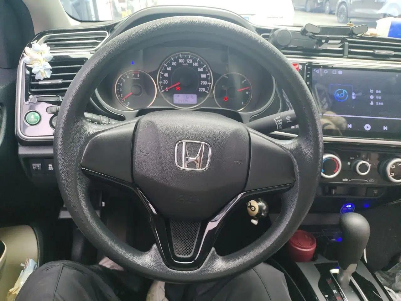 Honda Greiz 2016 1.5L CVT Comfort Version — миниатюра 10