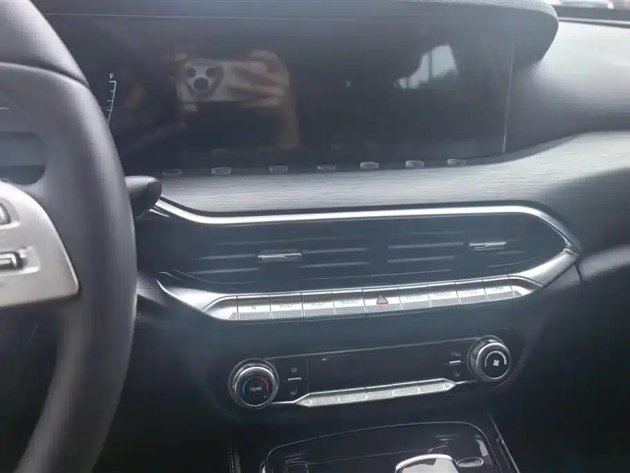 Bestune T77 2023 1.5T Automatic Premium Edition — миниатюра 13