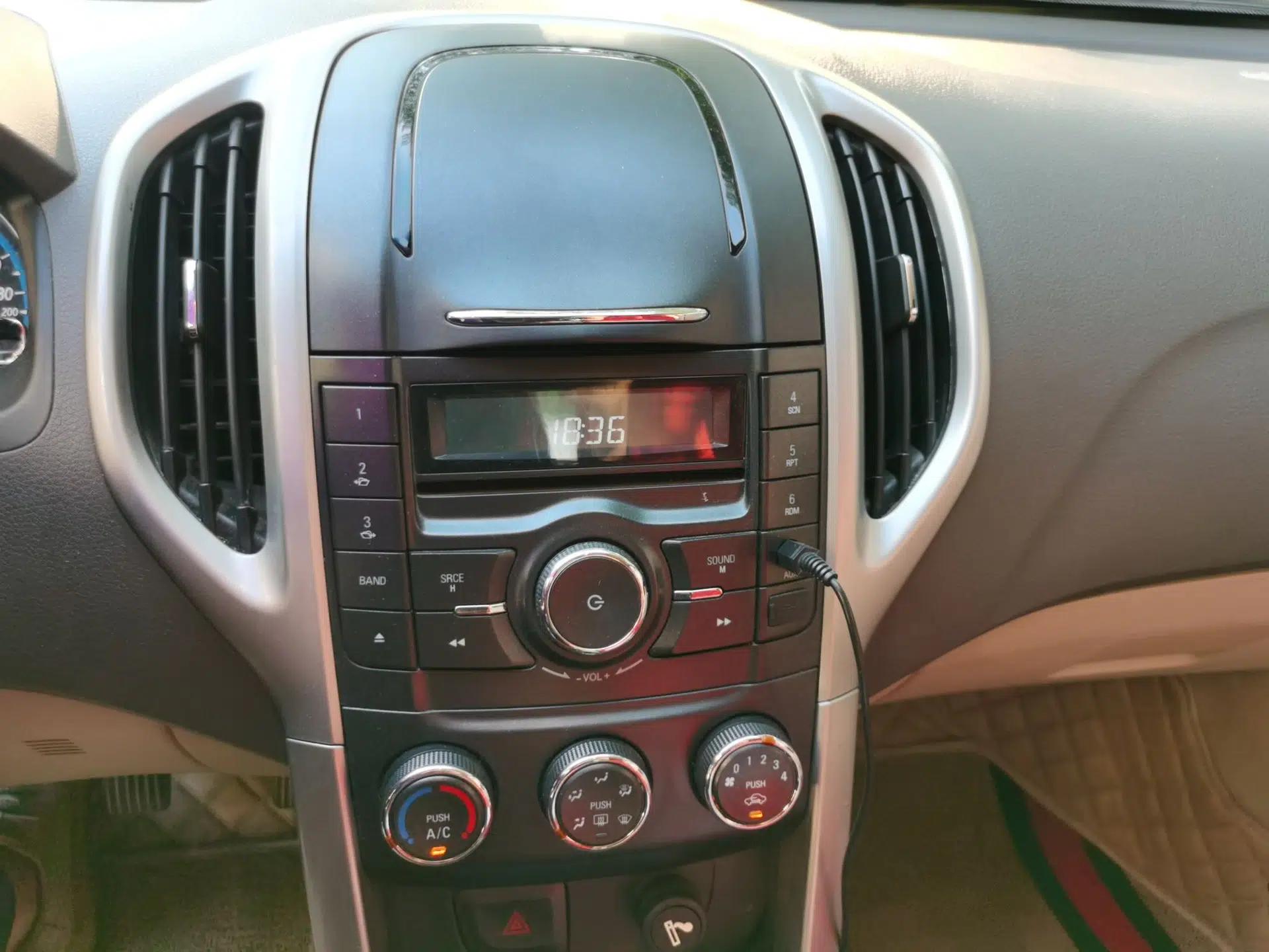 Baojun 630 2014 1.5L manual Comfort trim level — миниатюра 13