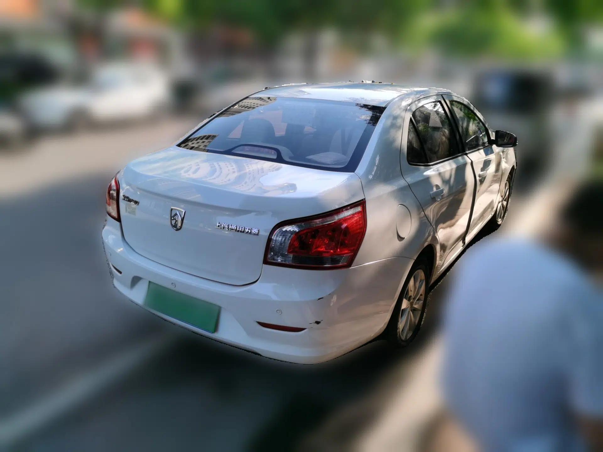 Baojun 630 2014 1.5L manual Comfort trim level — миниатюра 6