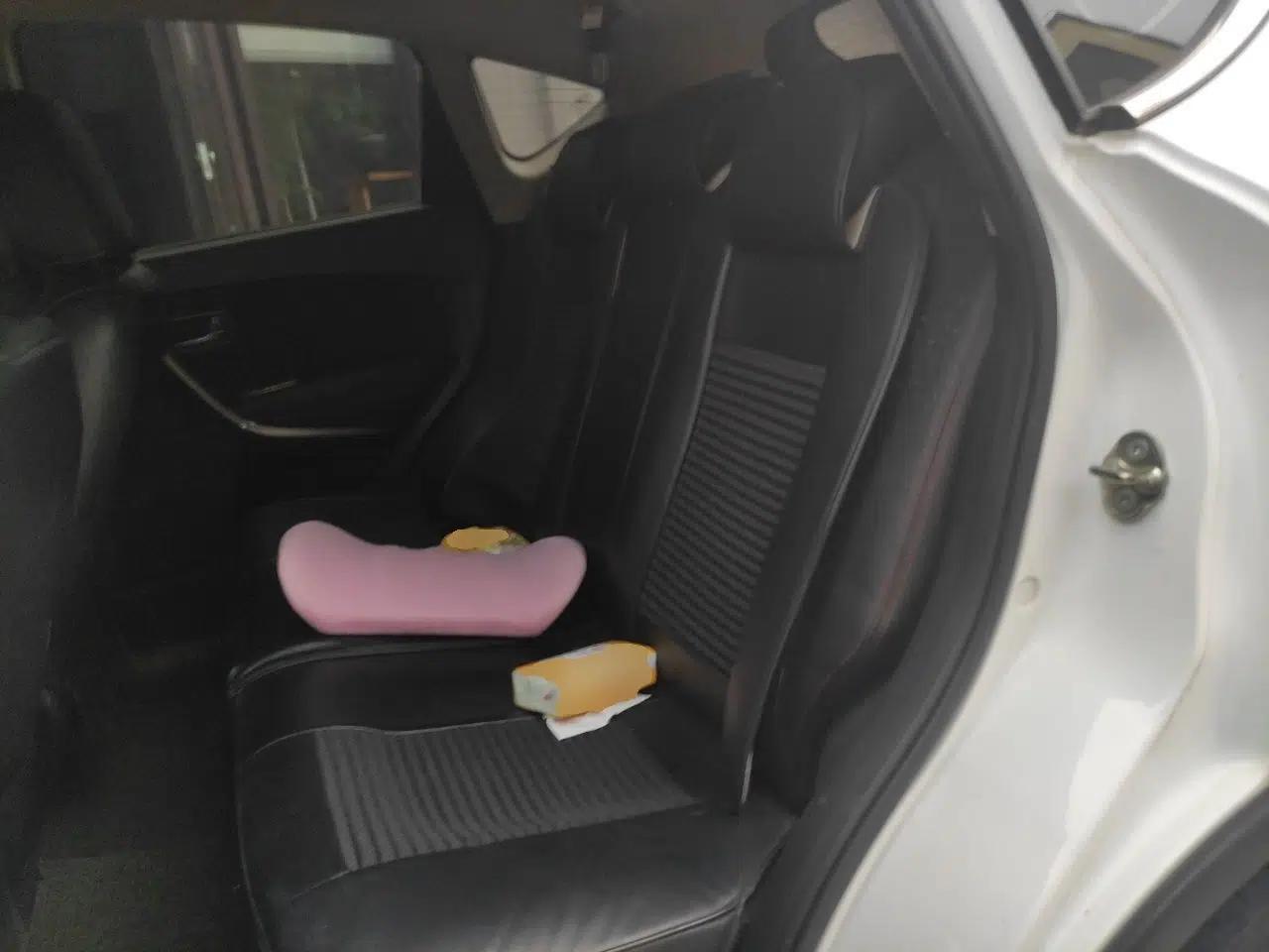 Bestune X80 2015 2.0L Automatic Comfort Anniversary Edition — миниатюра 17