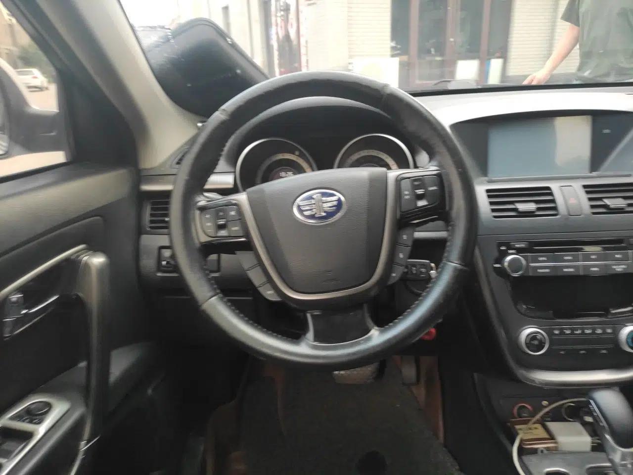 Bestune X80 2015 2.0L Automatic Comfort Anniversary Edition — миниатюра 10
