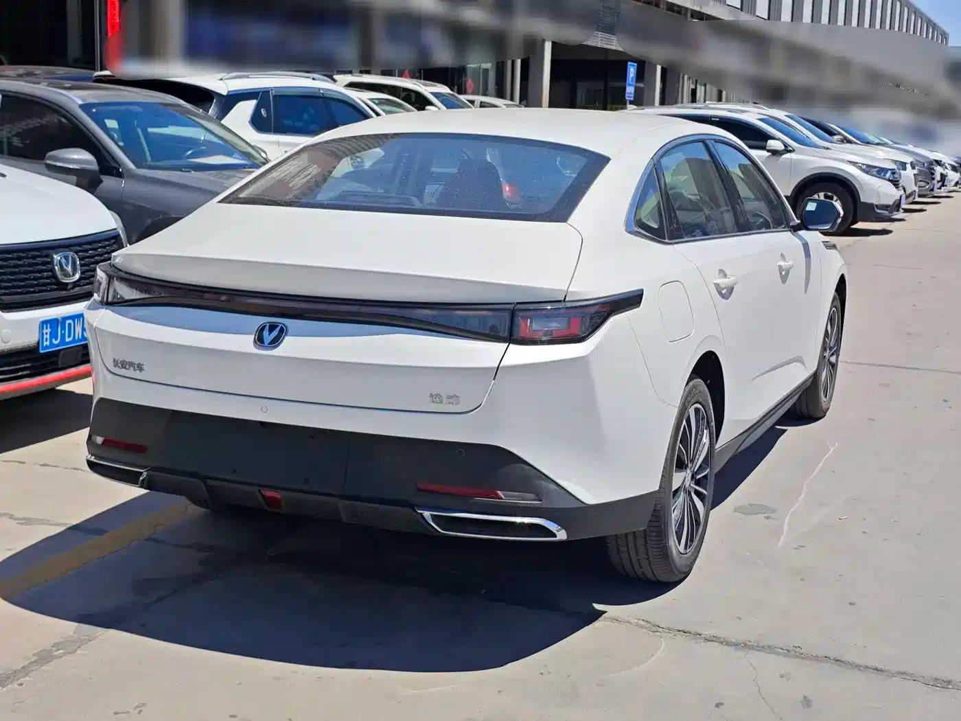 Changan Eado PHEV 2025 Smart Blue Whale 145KM Battleship Edition — миниатюра 4