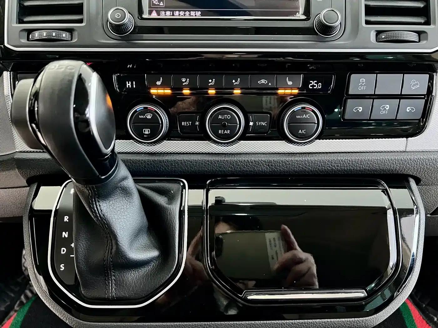 Multivan 2016 2.0TSI 4WD Premium Edition 7-Seater — миниатюра 21
