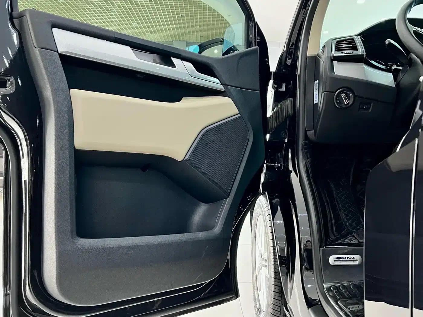 Multivan 2016 2.0TSI 4WD Premium Edition 7-Seater — миниатюра 23