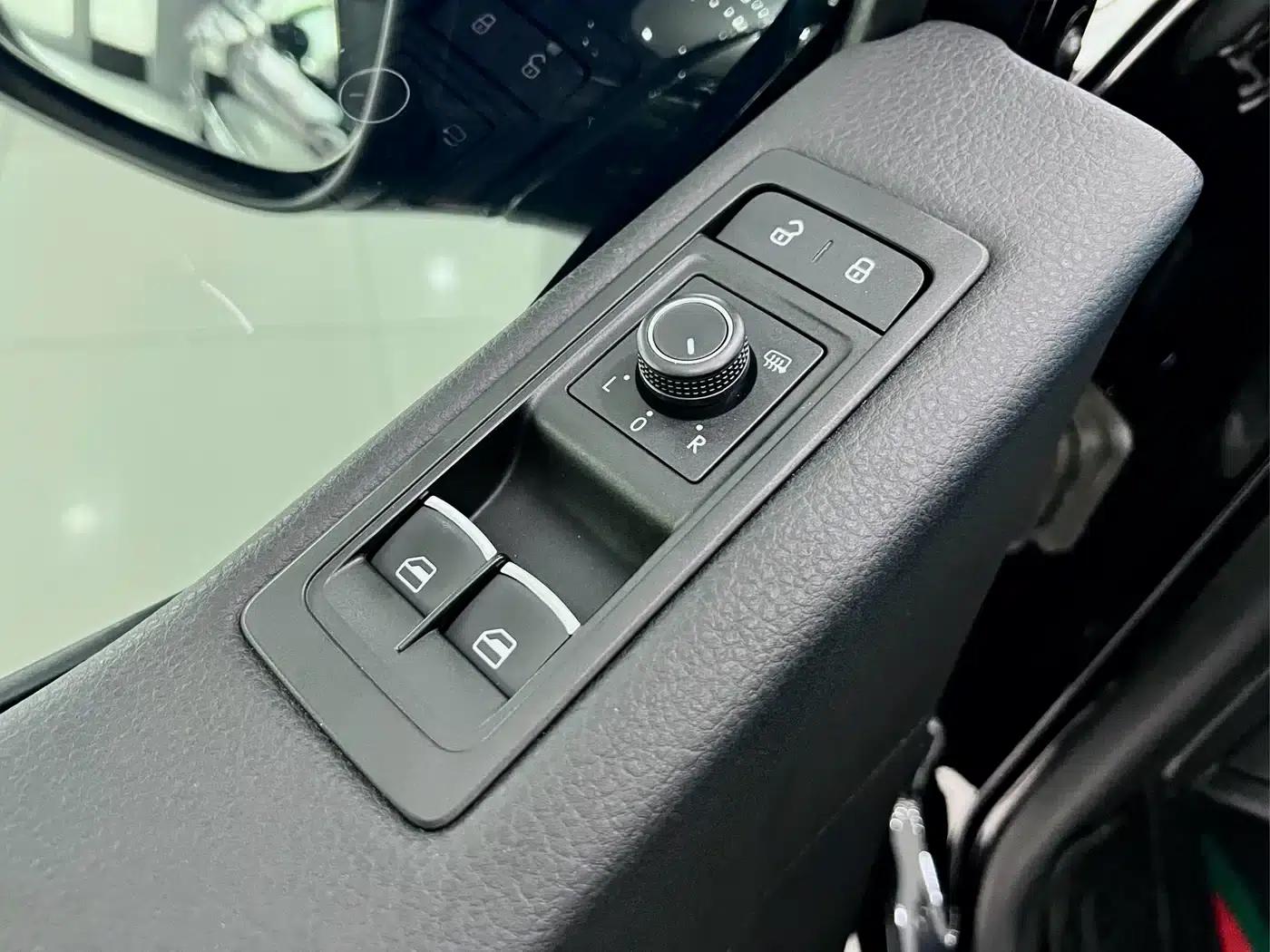 Multivan 2016 2.0TSI 4WD Premium Edition 7-Seater — миниатюра 24
