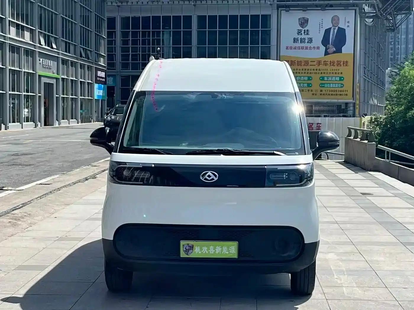 Dana V1 2025 Model V1+ Long Wheelbase High Roof Multi-functional Version (62kWh) — миниатюра 2