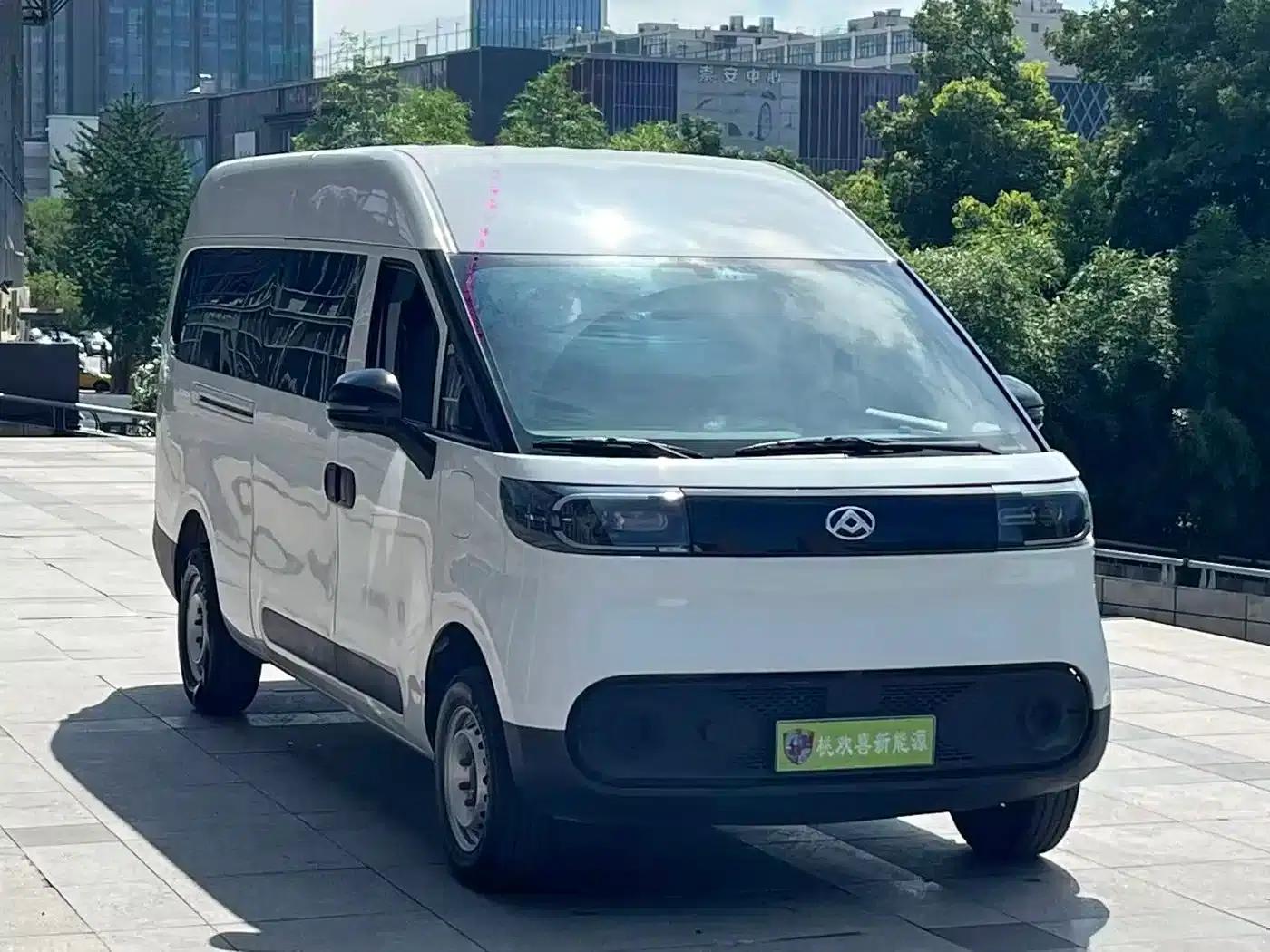 Dana V1 2025 Model V1+ Long Wheelbase High Roof Multi-functional Version (62kWh) — миниатюра 3