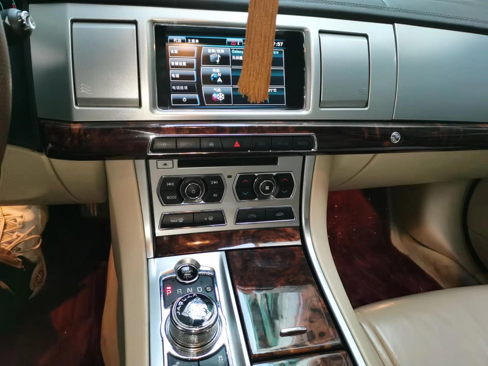 Jaguar XF 2014 XF 2.0T Luxury Edition — миниатюра 13