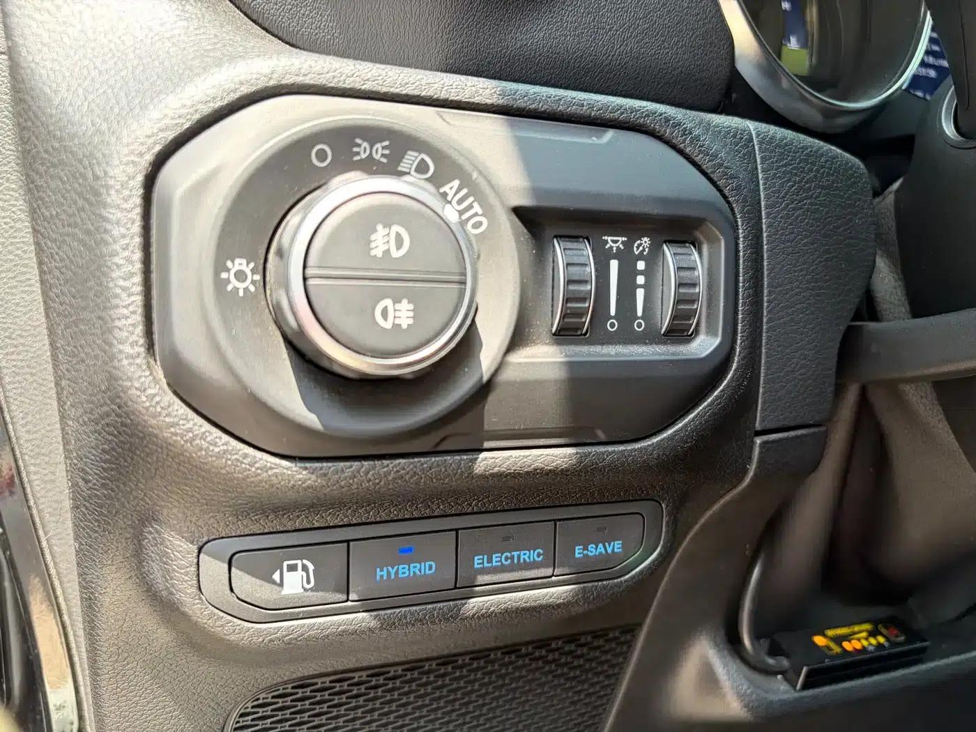 Jeep Wrangler New Energy 2021 Model 4-Door 2.0T 4xe Sahara — миниатюра 11