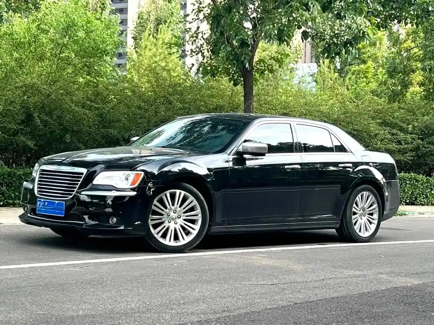 2012 Chrysler 300C Imported Model 3.6L Luxury Edition — миниатюра 1