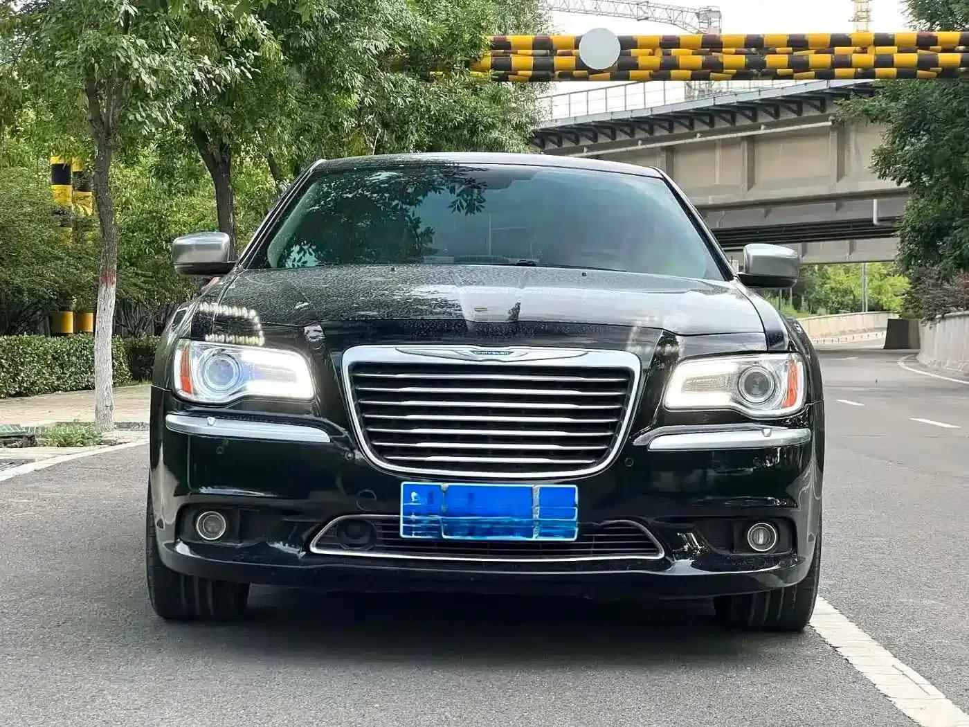 2012 Chrysler 300C Imported Model 3.6L Luxury Edition — миниатюра 2