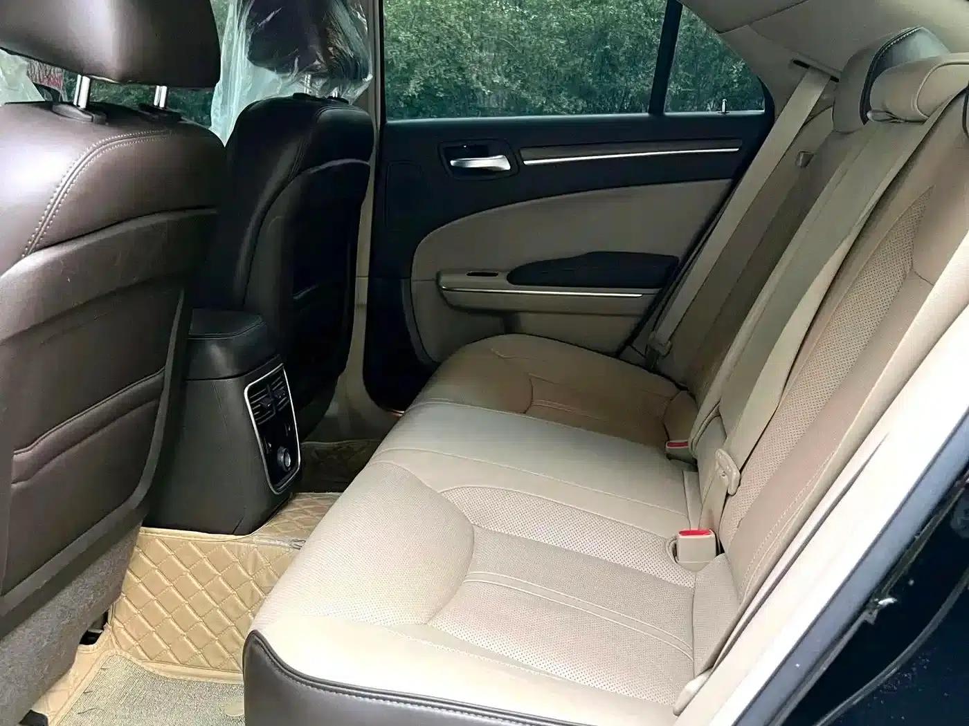 2012 Chrysler 300C Imported Model 3.6L Luxury Edition — миниатюра 4