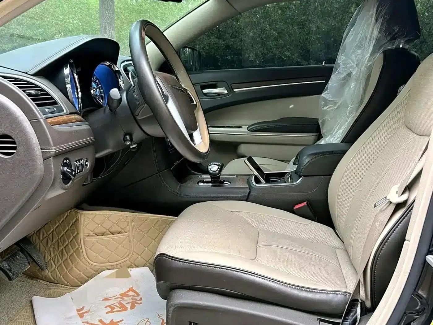 2012 Chrysler 300C Imported Model 3.6L Luxury Edition — миниатюра 5