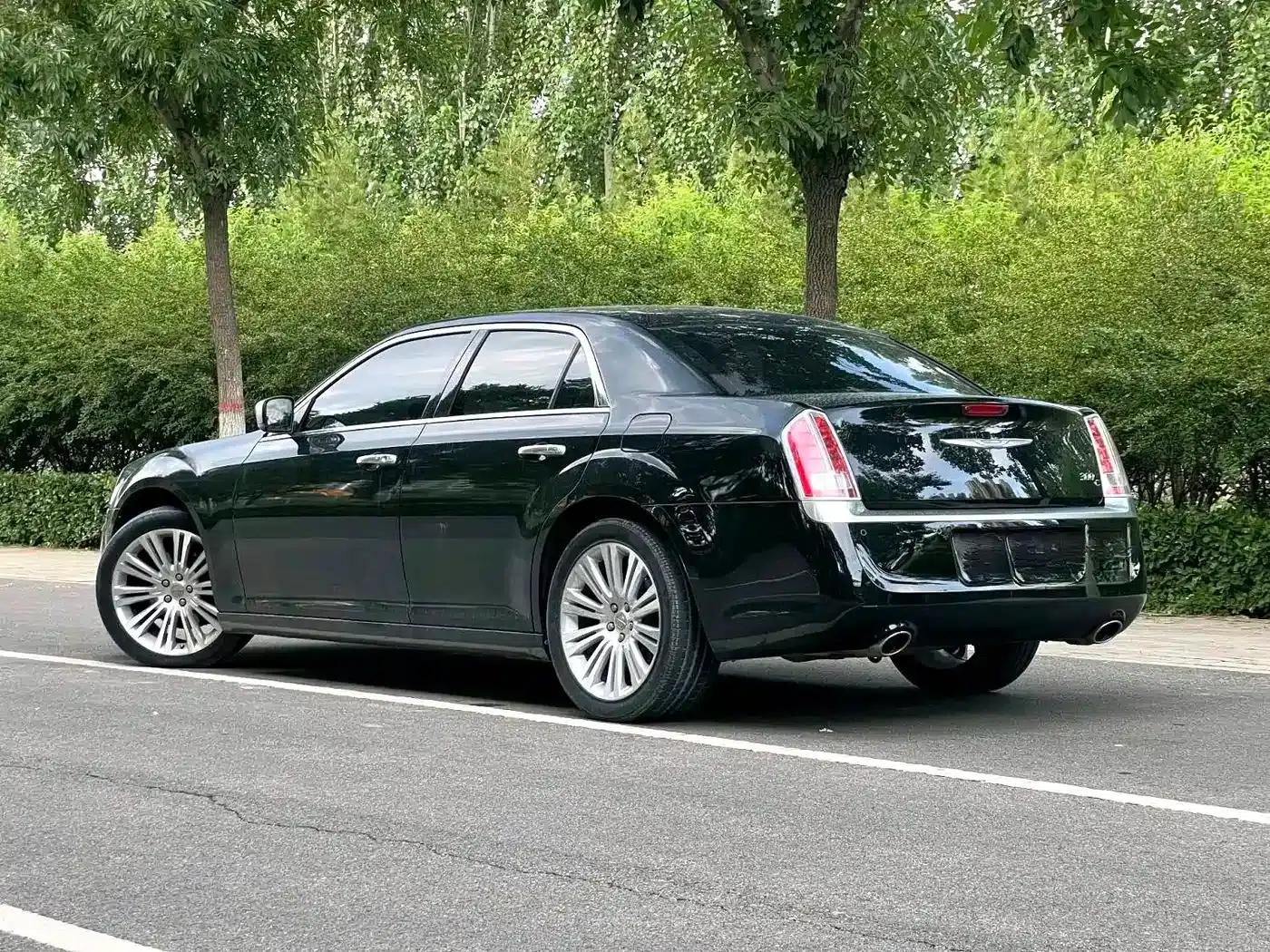 2012 Chrysler 300C Imported Model 3.6L Luxury Edition — миниатюра 7