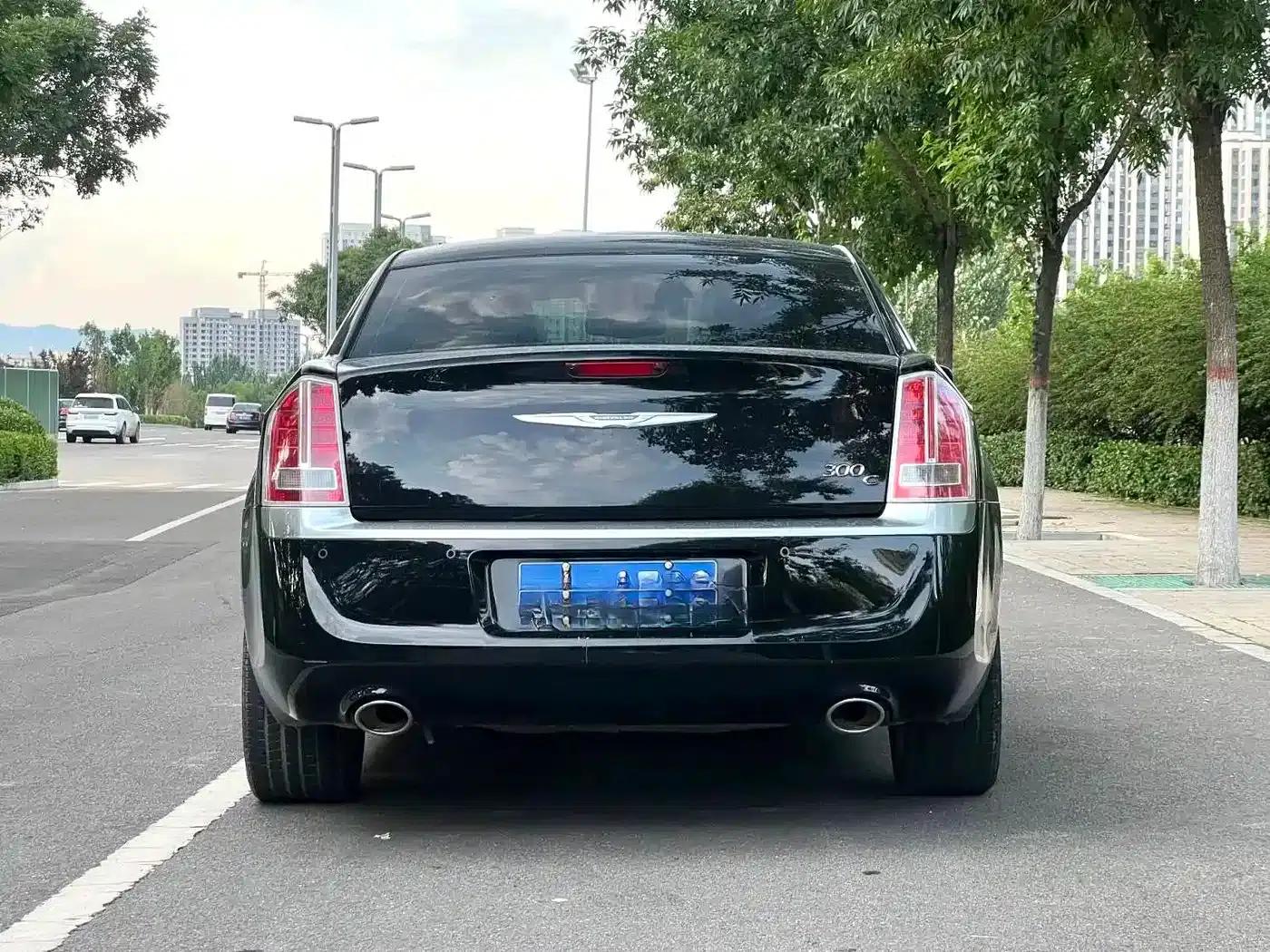 2012 Chrysler 300C Imported Model 3.6L Luxury Edition — миниатюра 8