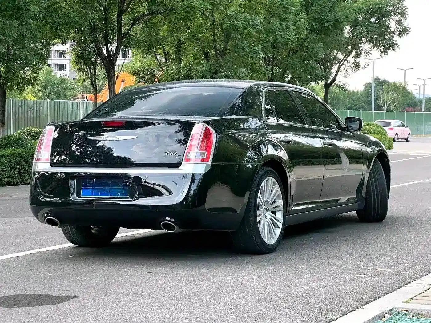 2012 Chrysler 300C Imported Model 3.6L Luxury Edition — миниатюра 9