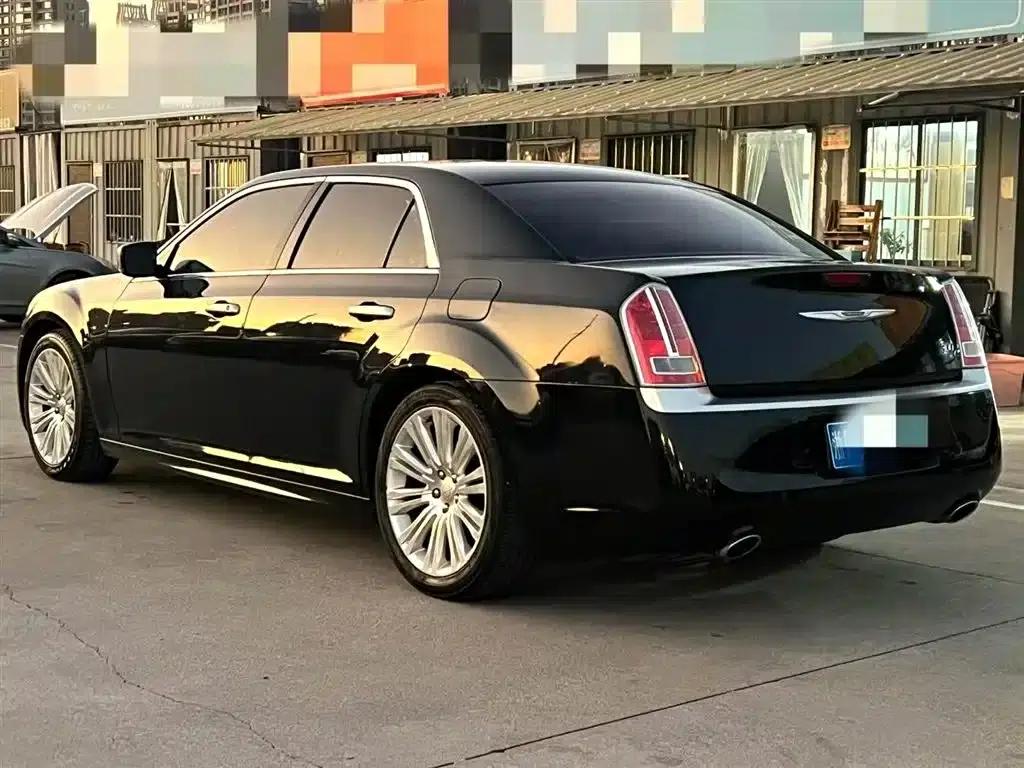 2014 Chrysler 300C Imported Model 3.0L Excellence Edition — миниатюра 11