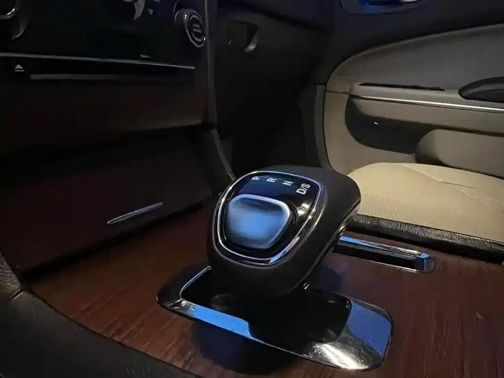 2014 Chrysler 300C Imported Model 3.0L Excellence Edition — миниатюра 16
