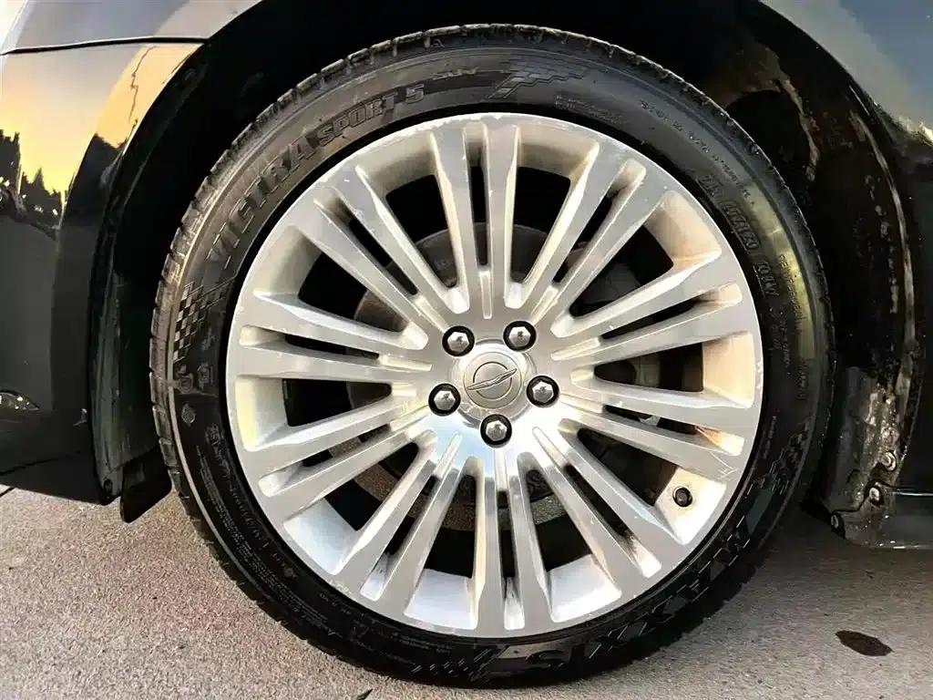 2014 Chrysler 300C Imported Model 3.0L Excellence Edition — миниатюра 9